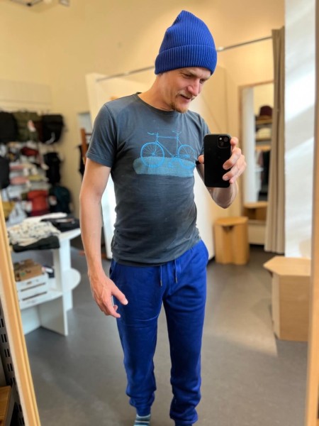 oikos-beanie-muetze-jogginghose-royal-blau